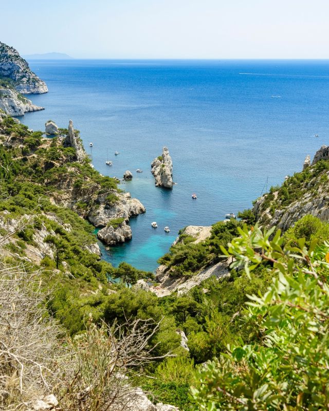 Des falaises à couper le souffle au rocher en forme de sous-marin appelé le Torpilleur, la Calanque de Sugiton ne cesse d'étonner !
Site grandiose mais maintenant surfréquenté l'été, victime de son succès! L'accès est réglementé et sur réservation! 💙🌊 🇫🇷

From the breathtaking cliffs to the submarine-shaped rock called the Torpilleur, the Calanque de Sugiton never ceases to amaze!
Magnificent site but now overcrowded in summer, victim of its success! Access is regulated and requires reservation! 💙🌊 🇫🇷

'Take Nothing but Photos, Leave Nothing but Footprints'⁠

📸 Nikon D700 - Nikkor 24-85mm
1/125sec ⎸  f/16,0 ⎸ ISO 200
🖥 Adobe Photoshop Lightroom
#Lightroom #Nikonfr 

#Marseille #Sugiton #Nature #landscape #travel #MadeWithLightroom #ExploreFrance #visitsouthoffrance #capturethemoment #paca #sud #laprovence #regionsud #explore_regionsud #france #TravelNow #Globetrotter #maregionsud #ChooseMarseille  #calanques #Provence #instalaprovence #TopMarseillePhoto #summervibes #summer #sea #mediterranee