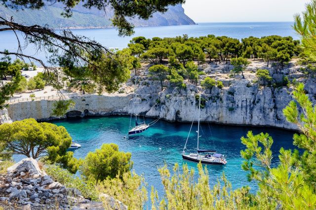 Découvrez le joyau caché de Cassis 🏞️✨
Les eaux bleues turquoises de Port-Miou vous attendent 🌅🌊

'Take Nothing but Photos, Leave Nothing but Footprints'⁠

Discover the hidden jewel of Cassis 🏞️✨
The turquoise blue waters of Port-Miou are waiting for you 🌅🌊

📸 Nikon D700 - Nikkor 50mm
1/100sec ⎸  f/13 ⎸ ISO 200 & 1/125sec ⎸  f/14 ⎸ ISO 200
🖥 Adobe Photoshop Lightroom
#Lightroom  #Nikonfr 

#Cassis #maregionsud #fierdused #CarnetDeVoyage #AmoureuxDeLaNature 
#calanques #france #explore_regionsud #regionsudpaca #suddelafrance #mediterranee #cotedazur #sud 
#beautifuldestinations  #TravelNow #Globetrotter #summer #summervibes #blue #visitsouthoffrance #provence #southoffrance