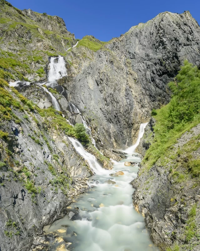🏔️Cascade du Haut Ferrand qui réunit les eaux de deux ruisseaux venant du glacier des Quirlies et du glacier du Grand Sablat, Clavans-en-Haut-Oisans💦
🏔️Haut Ferrand waterfall which brings together the waters of two streams coming from the Quirlies glacier and the Grand Sablat glacier, Clavans-en-Haut-Oisans🏞️

"Take Nothing but Photos, Leave Nothing but Footprints"⁠

📸 Nikon D810 - 16mm
5sec ⎸  f/10,0 ⎸ ISO 64
🖥 Adobe Photoshop Lightroom
#MadeWithLightroom #Nikonfr

#Oisans #Alps #France #trek #travel #vacation #lovetheworld #escapade #mothernature #visiting #instatravel #instago #trip #fun #igtravel #theglobewanderer #ig_naturelovers #myhautesalpes #trekking #wanderlust #TravelNow #Globetrotter #MonIsere #longexposure #summervibes #summer #mountains #montagne